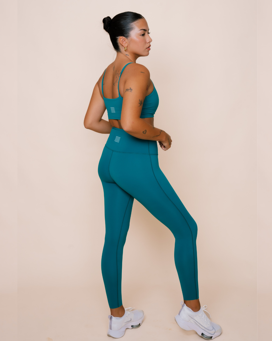 Performance-enhancing gym leggings in green