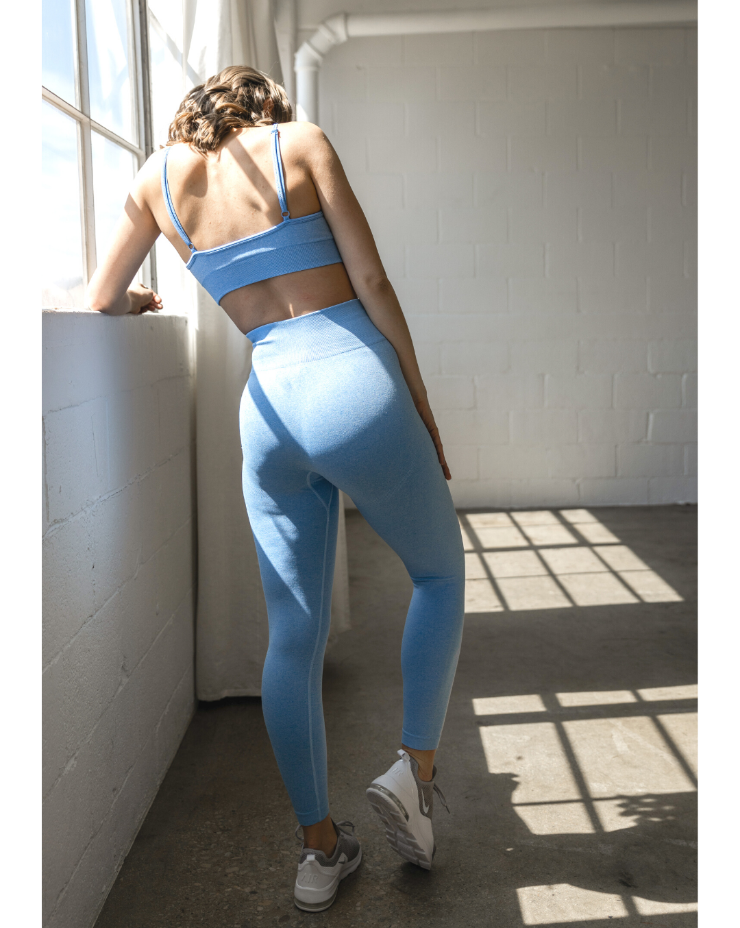 
                  
                    Form-fitting exercise wear in blue with high waistband
                  
                
